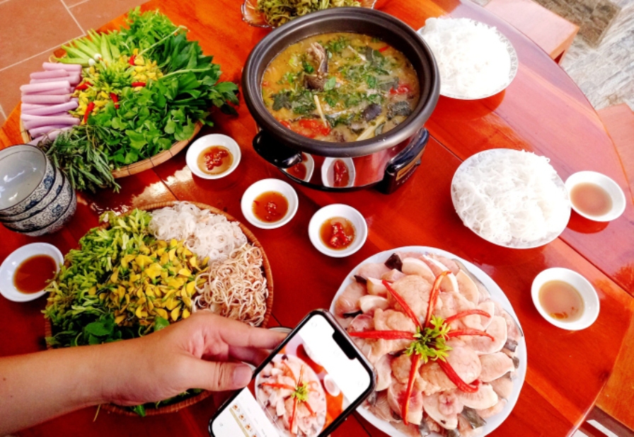 Cá tra nhúng mẻ ăn kèm với nhiều loại rau đặc trưng của vùng sông nước miền Tây.